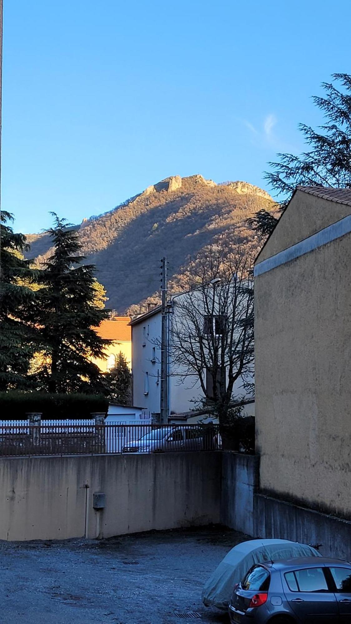 Grand Confortable Jusqu'a 4 Personnes Apartment